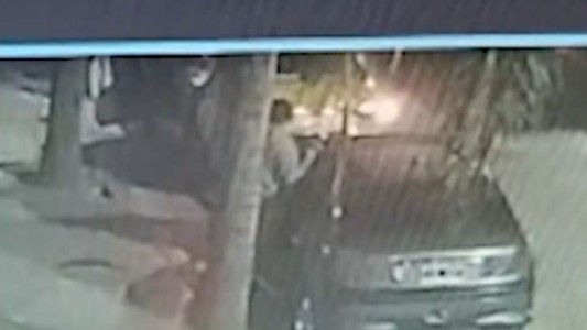 Un taxista intentó robar el techo de un auto: un turista quiso denunciarlo y no lo atendieron