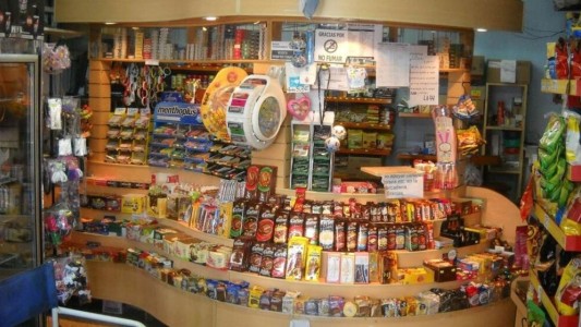 Violento robo: entró armado a un kiosco, disparó y de milagro no hirió al empleado