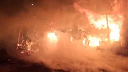 Un feroz incendio destruyó por completo una casa al sur de Córdoba