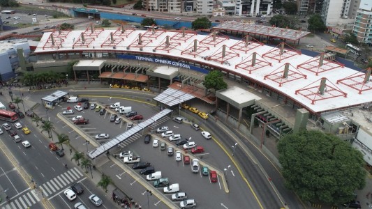 Intentó quitarle el arma a una policía en la Terminal de Córdoba y lo detuvieron