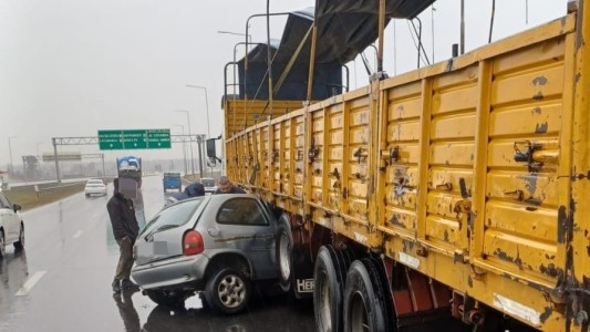 Siniestro vial entre un auto y un camión en la Ruta Nacional A-019