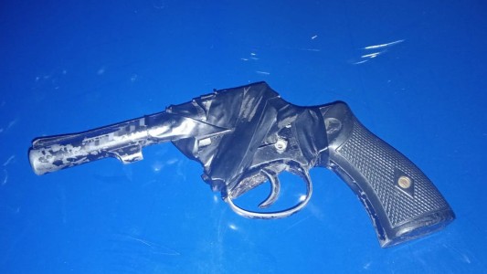 Detuvieron a siete personas que agredieron a policías e intentaron huir en un auto secuestrado