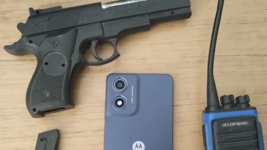 Detuvieron a dos menores con una réplica de revólver y un inhibidor de alarmas en plena calle