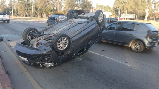 Impactante siniestro en Córdoba: chocaron dos autos y uno terminó volcado en el carril contrario