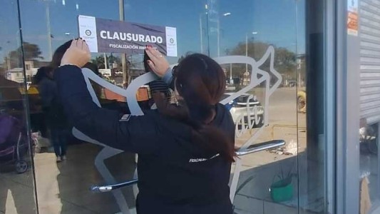 Clausuraron un frigorífico por arrojar restos cárnicos en la vía pública