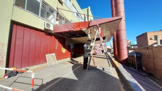 Un colectivero chocó contra el Hospital de Urgencias intentando asistir a una mujer descompensada