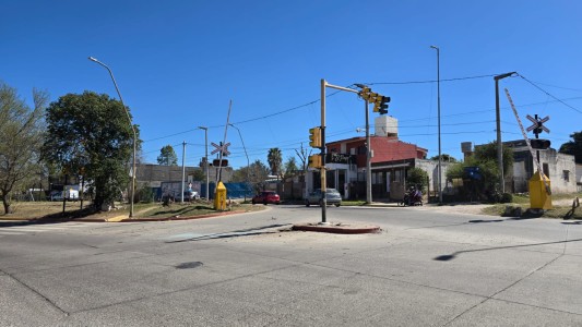 Video: perdió el control de su auto y chocó contra un semáforo en Córdoba