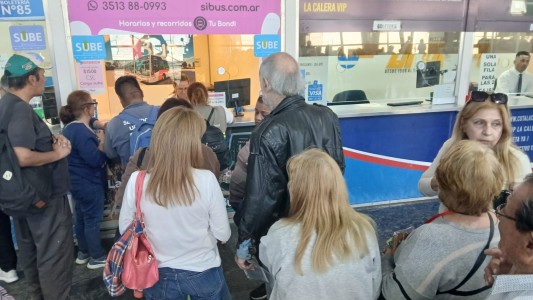 Jubilados reclamaron en la terminal por las demoras en la entrega de la SUBE