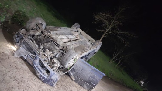 Un joven murió tras perder el control del auto en Córdoba: terminó dado vuelta