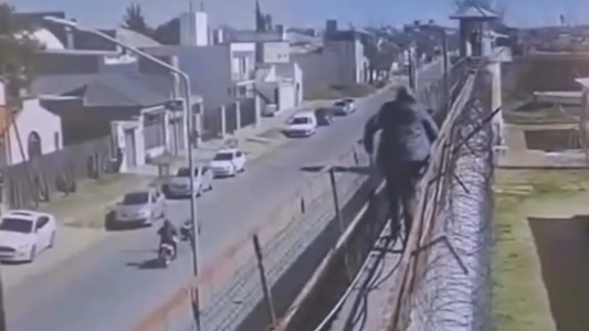 Video: lanzaron dos paquetes a la cárcel de Río Cuarto y escaparon