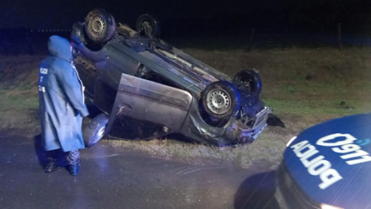 Perdió el control de su camioneta en Av. Armada Argentina y terminó dado vuelta