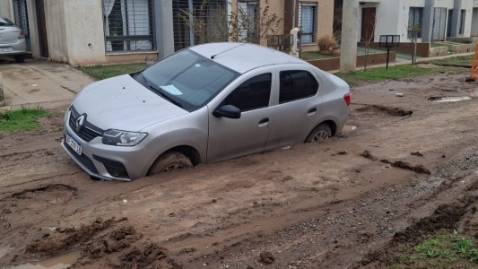 Calles intransitables y autos empantanados tras el temporal en Córdoba