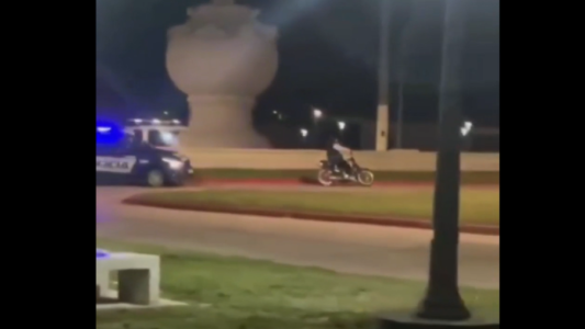Video: patrullero persiguió a un motociclista sospechoso en un rotonda y se le escapó