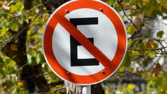 Proponen que los vecinos denuncien estacionamientos indebidos con fotos y geolocalización