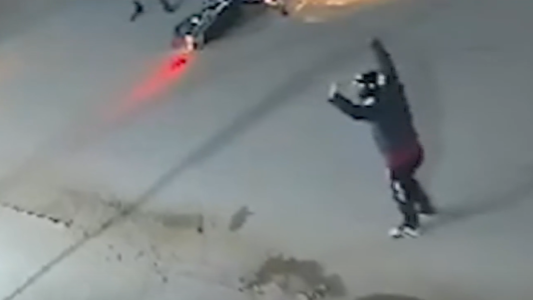 Le entregó la moto a los ladrones pero igual lo balearon