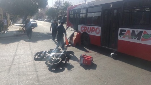 Fatal accidente: un motociclista perdió la vida al chocar contra un colectivo