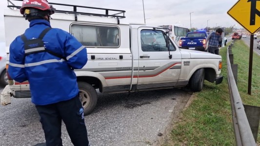 Demoras en el tránsito por camioneta varada en puente de E53 y Padre Luchesse