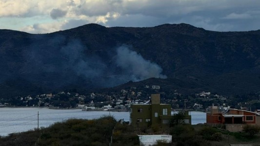 Bomberos controlan incendio forestal en Villa Carlos Paz