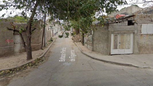 Robaron a un automovilista en B° Güemes y fueron detenidos bajo una colcha