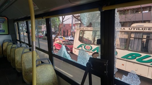 Pasajero destrozó un colectivo de la línea 11 tras negarse a pagar