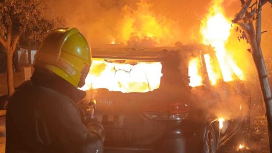 Incendio de un vehículo en barrio Liceo: los bomberos lograron controlar el fuego