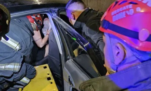 Cuatro jóvenes resultaron hospitalizados tras un violento accidente en Circunvalación