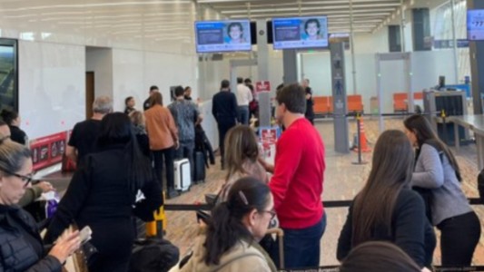 Demoras en Aeroparque por medida de fuerza de pilotos antes del fin de semana largo