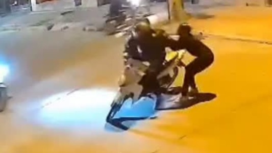 Violento ataque de motochorros en Los Plátanos