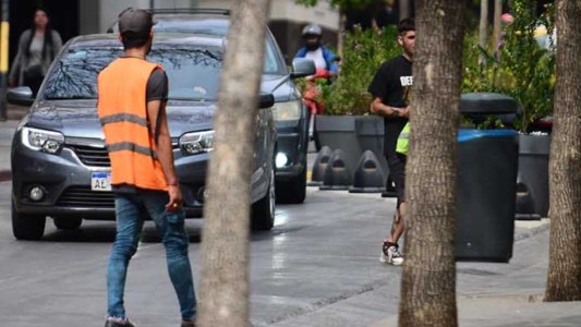Tres naranjitas detenidos por agredir a un conductor y dañar un auto