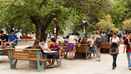 Estudiantes universitarios en Córdoba enfrentan gastos mensuales cercanos al millón de pesos