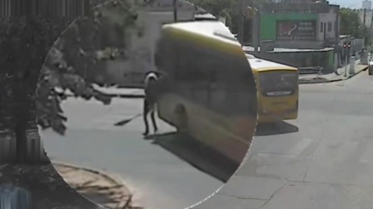 Un colectivo atropelló a un hombre de 73 años: sufrió heridas