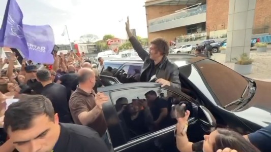 Milei en Córdoba: el presidente fue recibido por militantes en el hotel Quinto Centenario