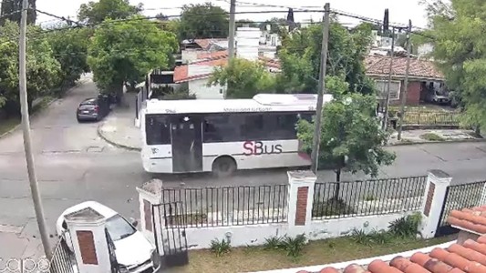 Impactante accidente: un auto terminó incrustado en la reja de una vivienda