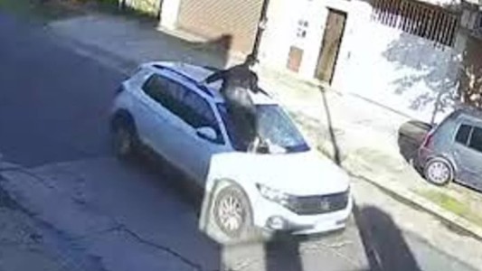 Provincia inhabilitó a conductora que arrastró a un joven tras un choque en la vía pública