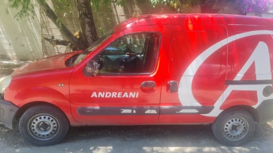 La Policía recuperó un utilitario robado de una empresa de mensajería