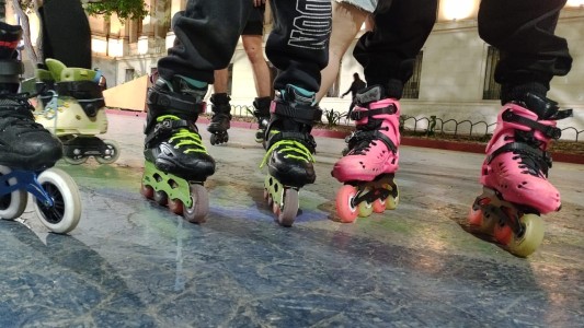 Detuvieron a un grupo de jóvenes que patinaban en rollers en la vía pública