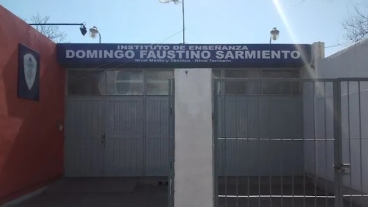 Abrazo solidario en escuela de San Vicente tras denuncias de maltrato y acoso laboral