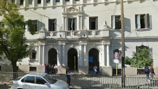 Violenta pelea en el Garzón Agulla: una preceptora resultó golpeada al intervenir