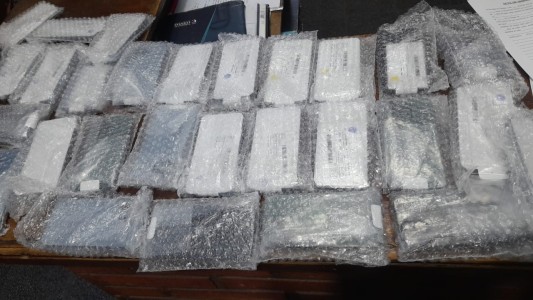 Quisieron sobornar a la Policía, los detuvieron por traficar celulares