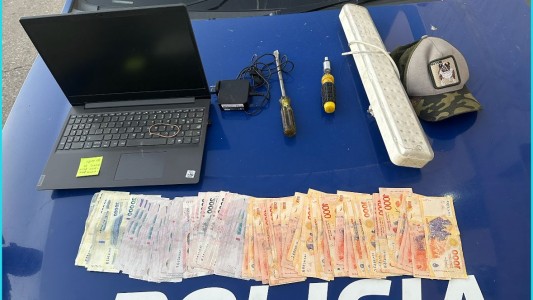 Detienen a dos jóvenes con medio millón de pesos tras robar en una vivienda