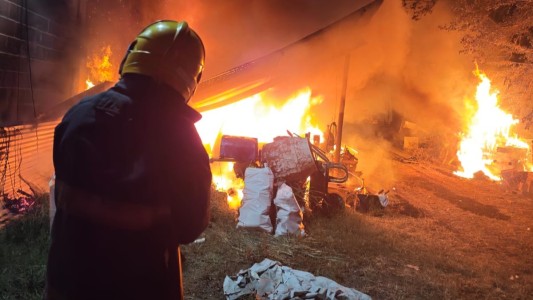 Incendio destruyó un tinglado y un vehículo en Villa Corina