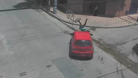 Grave choque en barrio Empalme: una ciclista terminó hospitalizada