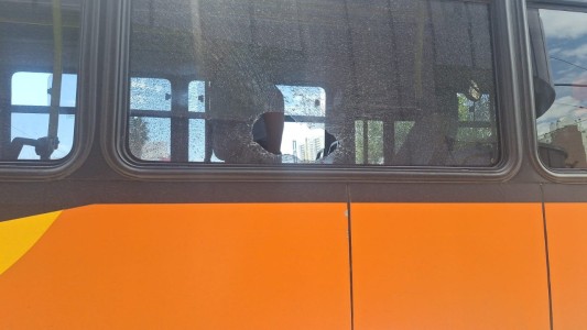 Piedrazos en Nueva Córdoba: tres colectivos dañados y un pasajero herido