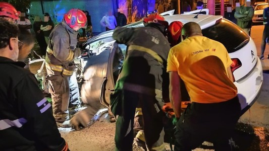 Bomberos rescataron a un hombre atrapado tras un choque en Villa Rivera Indarte