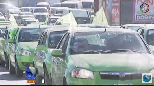 Remiseros protestaron por las calles céntricas