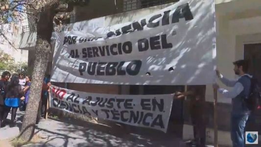 Protesta de becarios a la espera de ser reincorporados