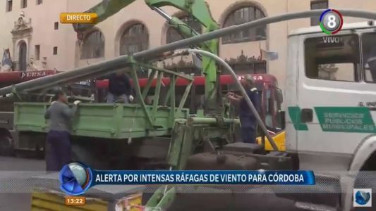 El fuerte viento volteó un poste de alumbrado público en pleno centro