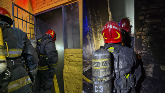 Voraz incendio provocó pérdidas totales en una vivienda de barrio Alberdi