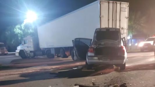 Una mujer está grave tras un violento choque entre un auto y un camión en la ruta 9