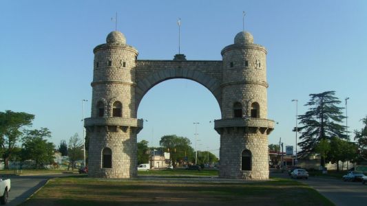 Vecinos del sudeste realizaron un abrazo simbólico al Arco de Córdoba por inseguridad